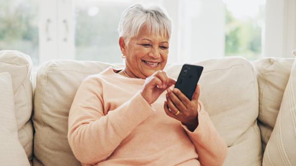  Your Health Information, Your Privacy: Older Adults Learning with an AI Chatbot Helper 